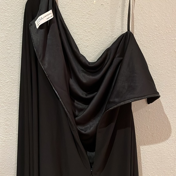 MAC DUGGAL
Black One Shoulder Asymmetrical Hem Flowy Dress NWT - Picture 10 of 12